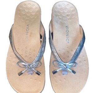VIONIC BELLA II Women’s Silver Casual Bow Thong Sandals Flats Size 9 Shoes